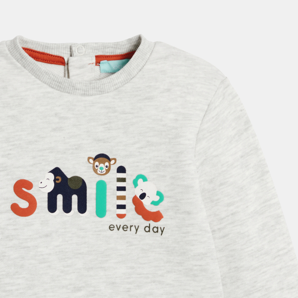 سترة من الميلتون للفتيان الصغار، باللون الرمادي وبرسومات وصور للحيوانات مطبوعة عليه.